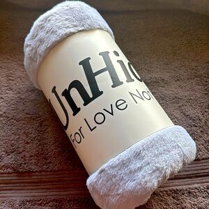 UNHIDE New in package, silver blanket